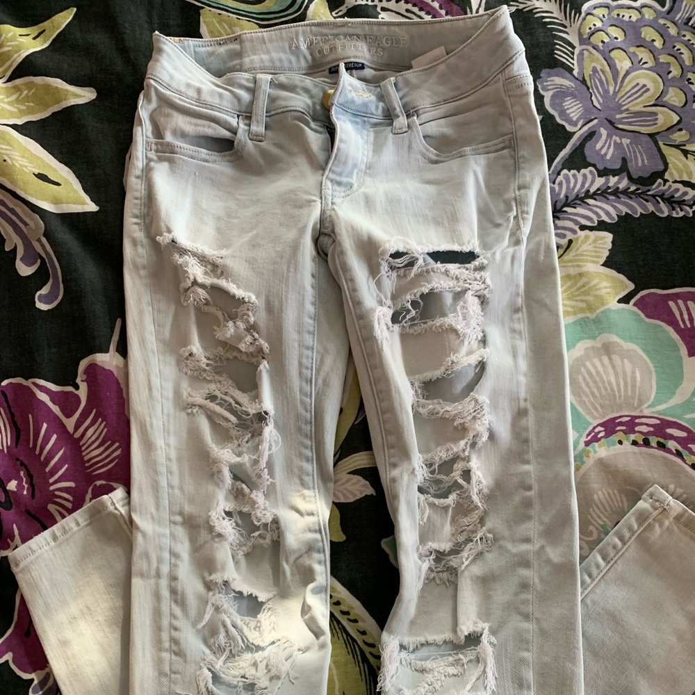 American Eagle Lightwash Ripped Jeans